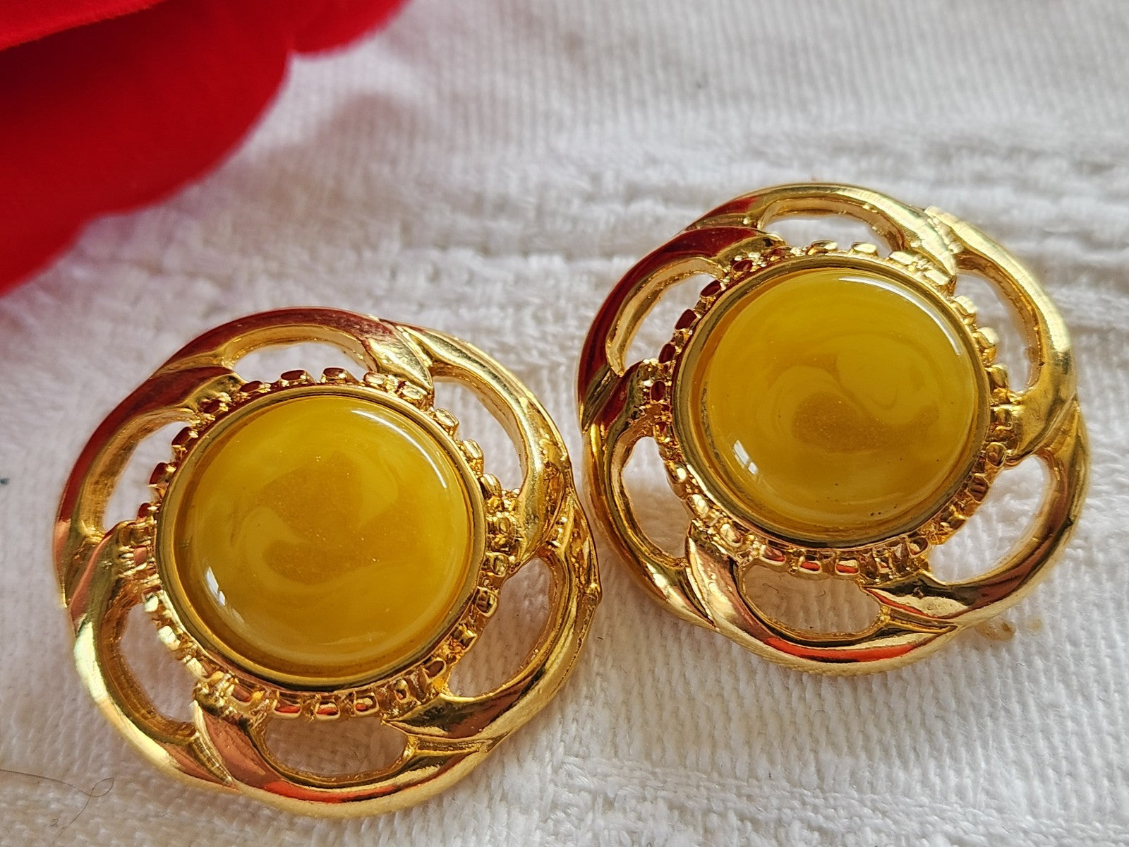 Duo boutons vintage métal coeur jaune moucheté 2,6 cm lourd doré D17P