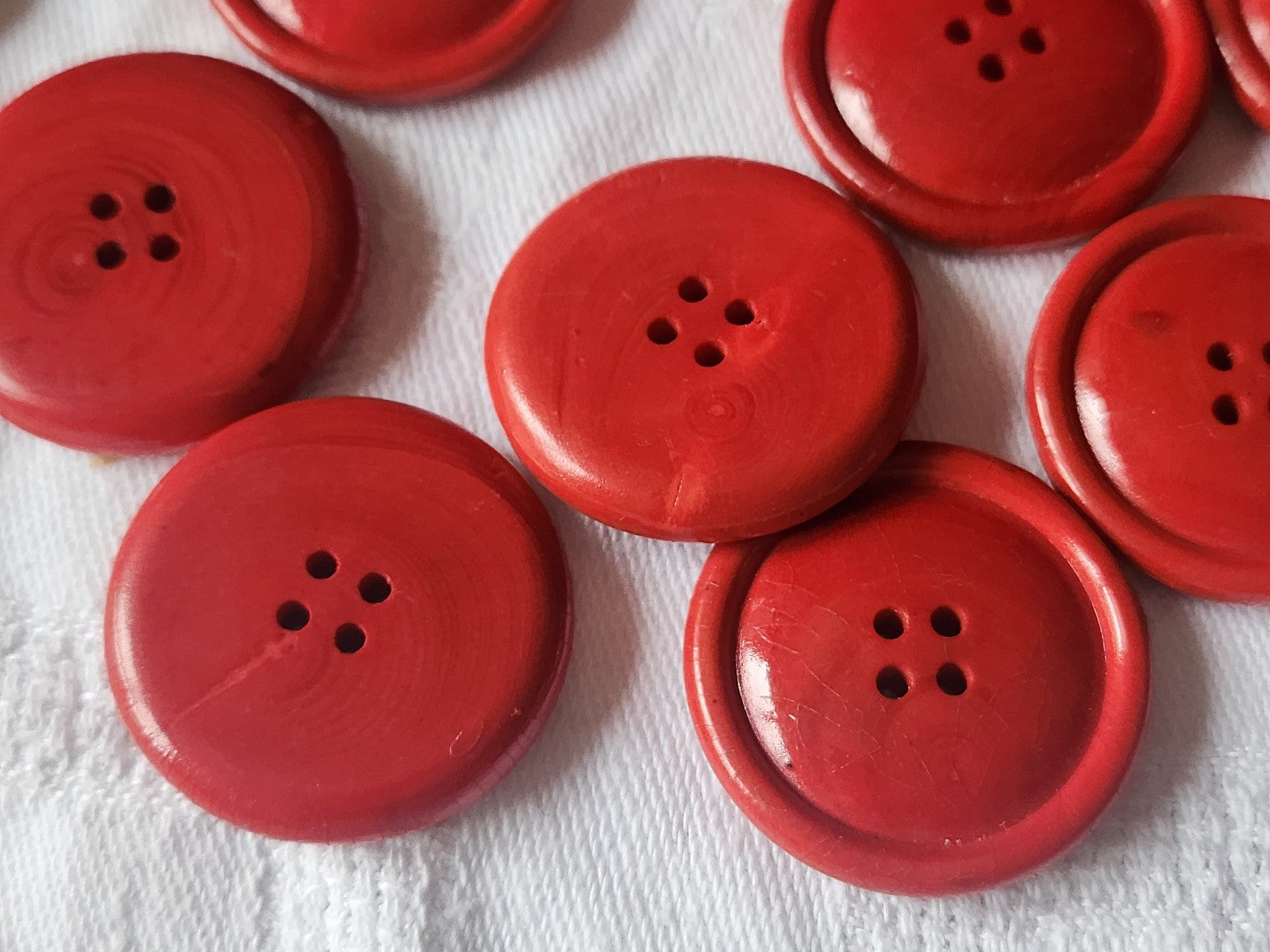 Lot 11 gros boutons anciens en bois rouge à trous vernis 2,6 cm ref 1893