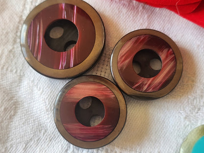 Trio boutons vintage épais reflet nacré  prune trous 2,5 et 3 cm ref 4808