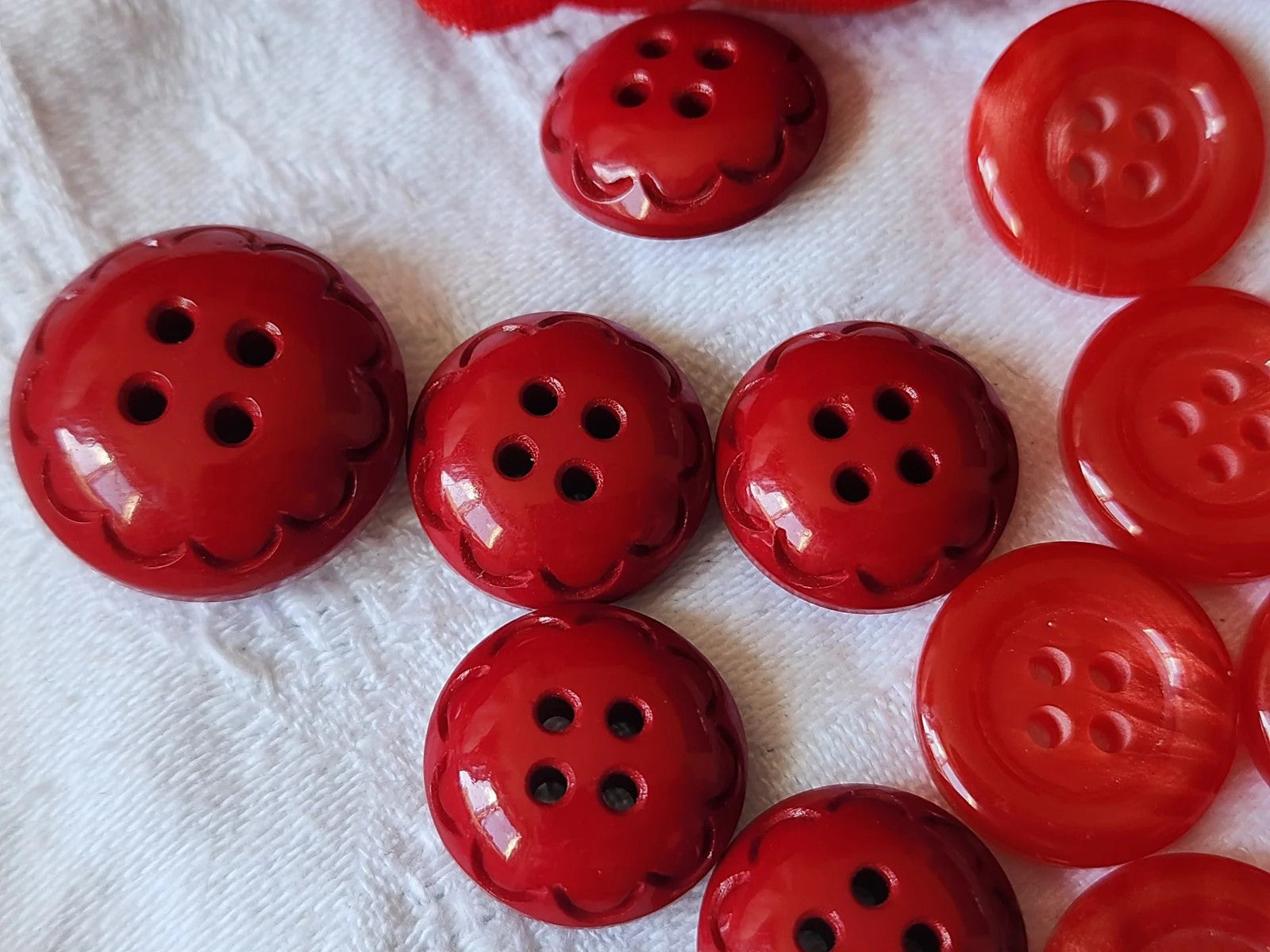 Lot 12 boutons vintage rouge deux series 1,7 et 2,1 cm (1 seul bouton) ref 3812