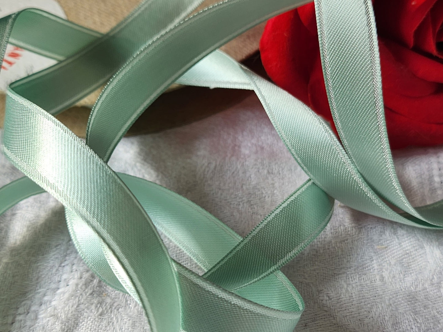 Ruban fin ancien rayonne vert  5 mètres sur 1,2 cm soie artificielle  A4 n°32