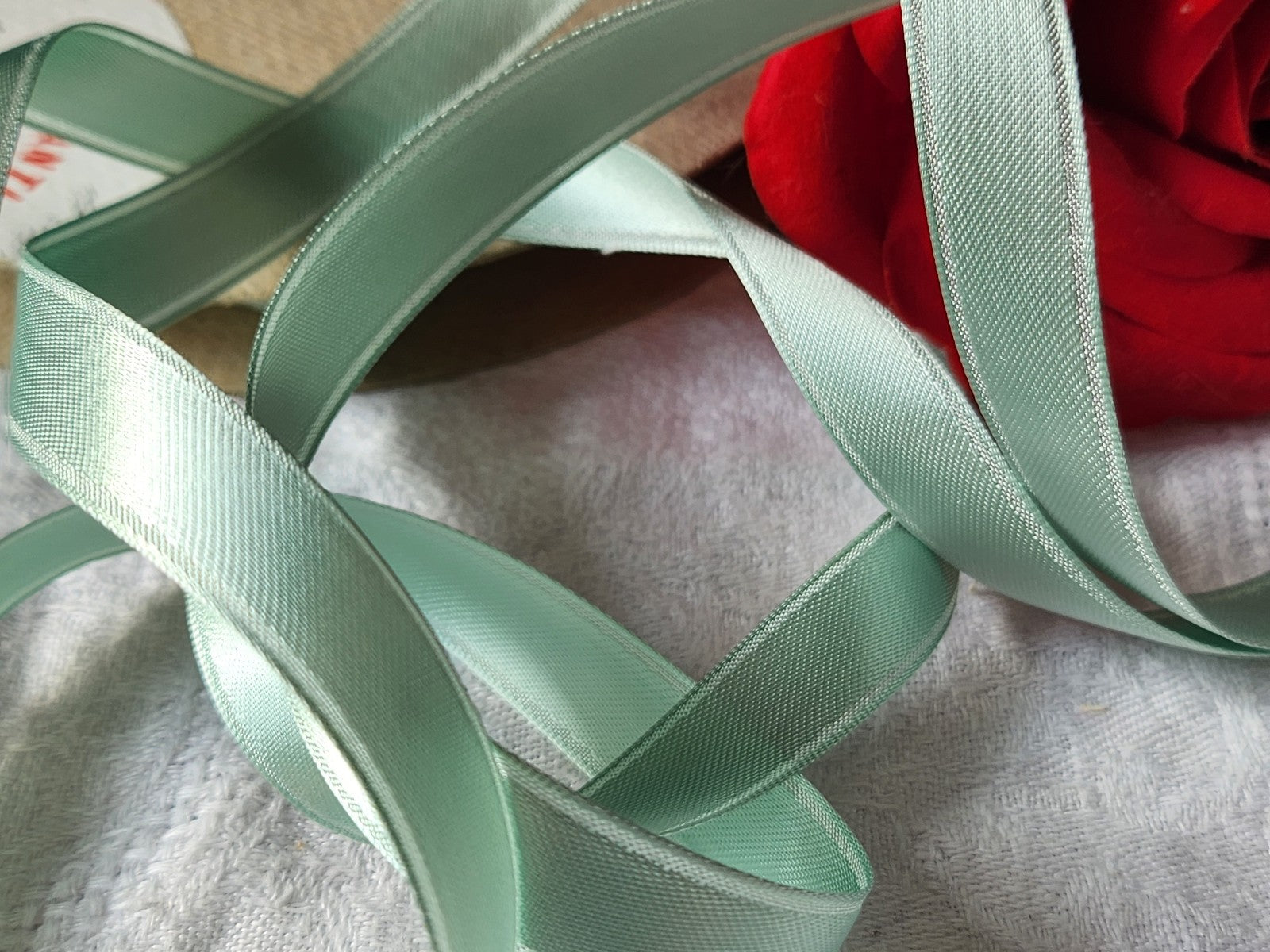 Ruban fin ancien rayonne vert  5 mètres sur 1,2 cm soie artificielle  A4 n°32