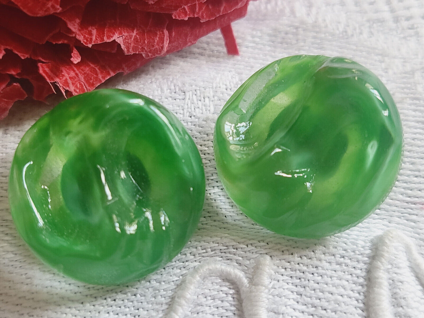 Duo boutons anciens en verre laiteux vert  diamètre 1,7 cm  vintage D11T