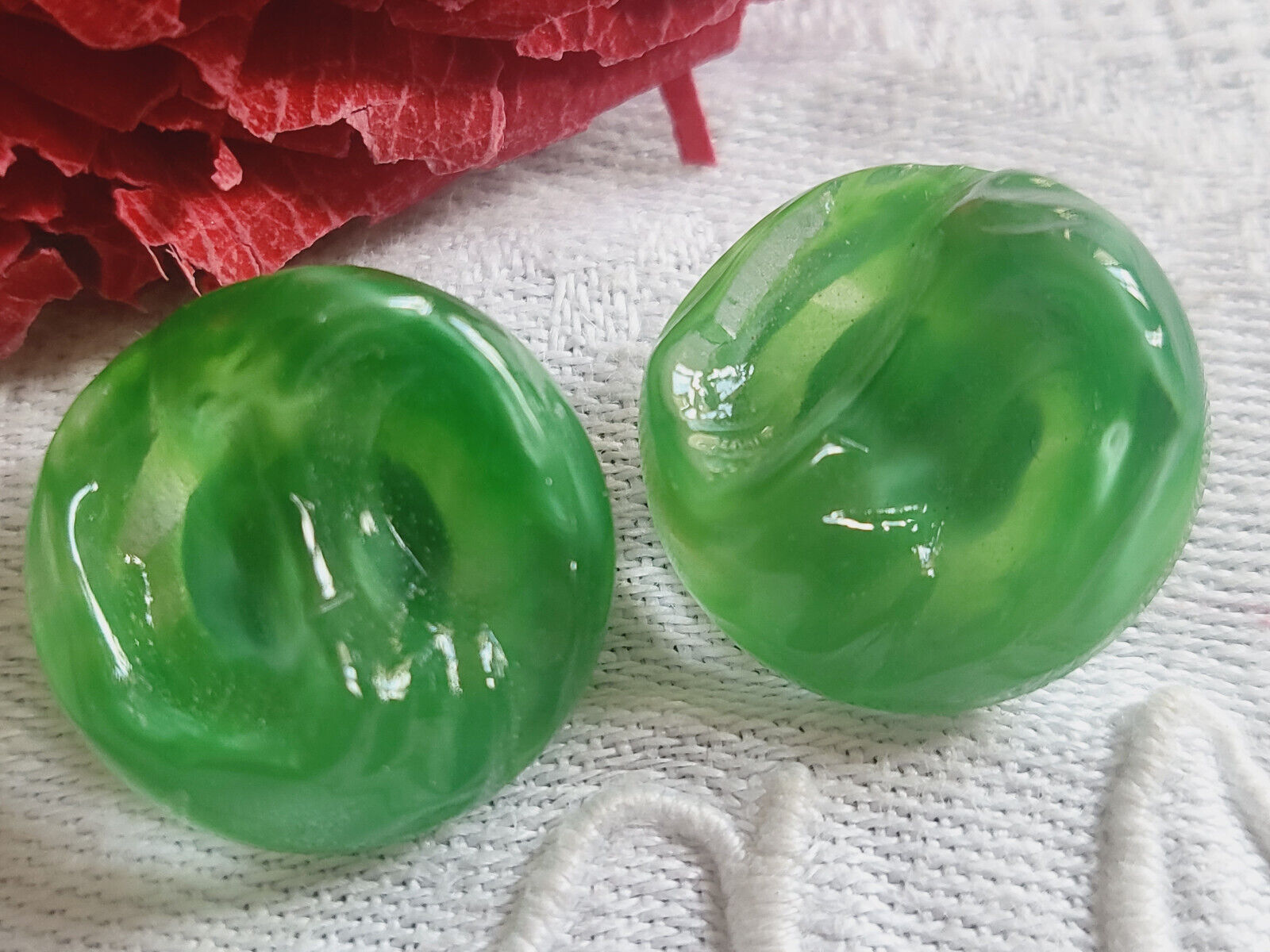 Duo boutons anciens en verre laiteux vert  diamètre 1,7 cm  vintage D11T