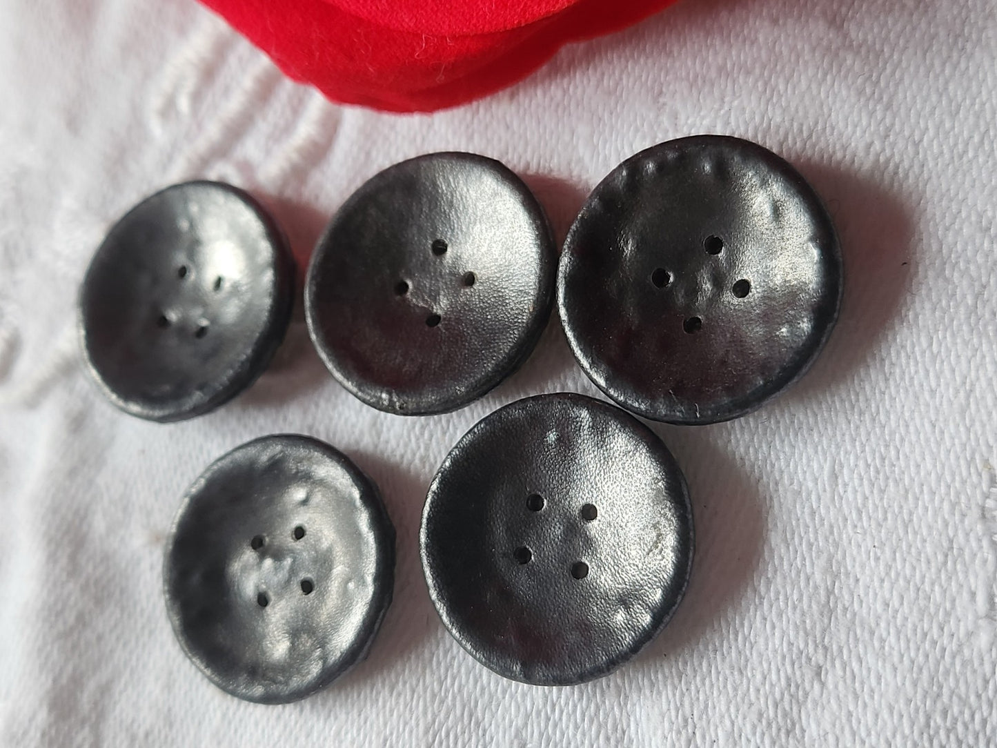 Lot 5 boutons anciens en cuir gris incurvé trous vintage 2 cm ref 134