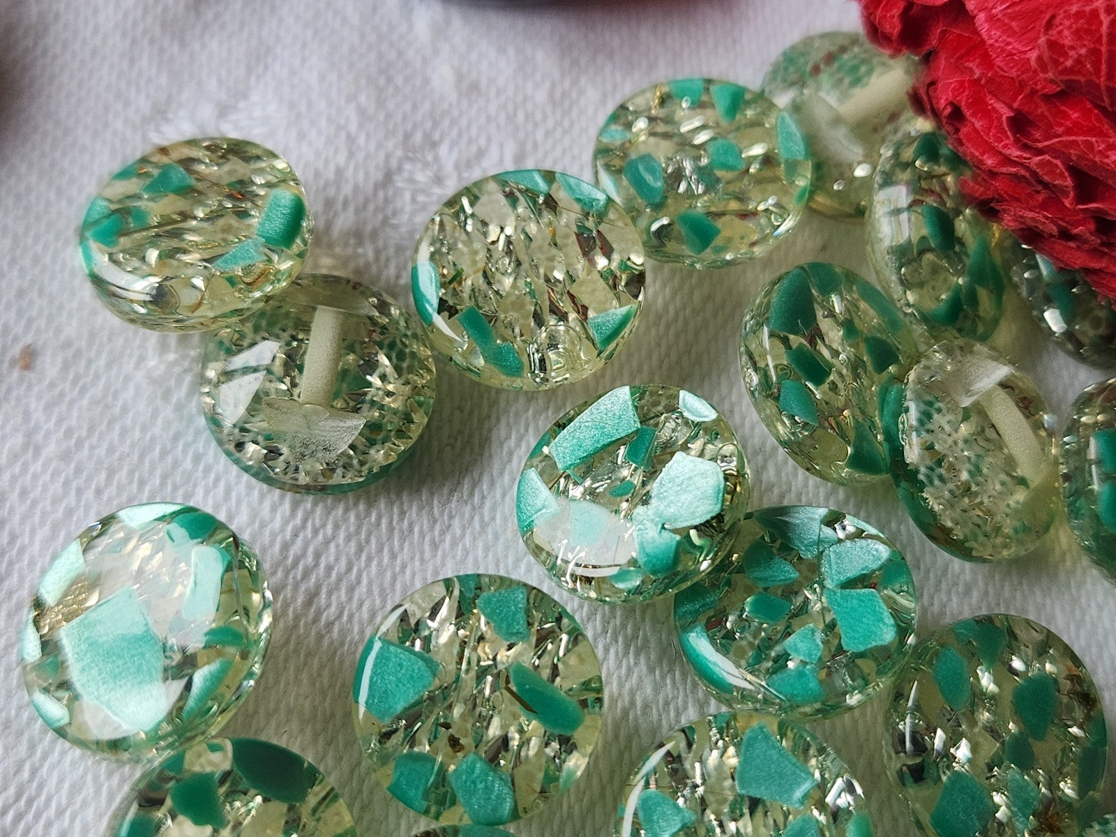 Lot 16 petits boutons vintage à pied paillette verte 1,1 cm ref 5823