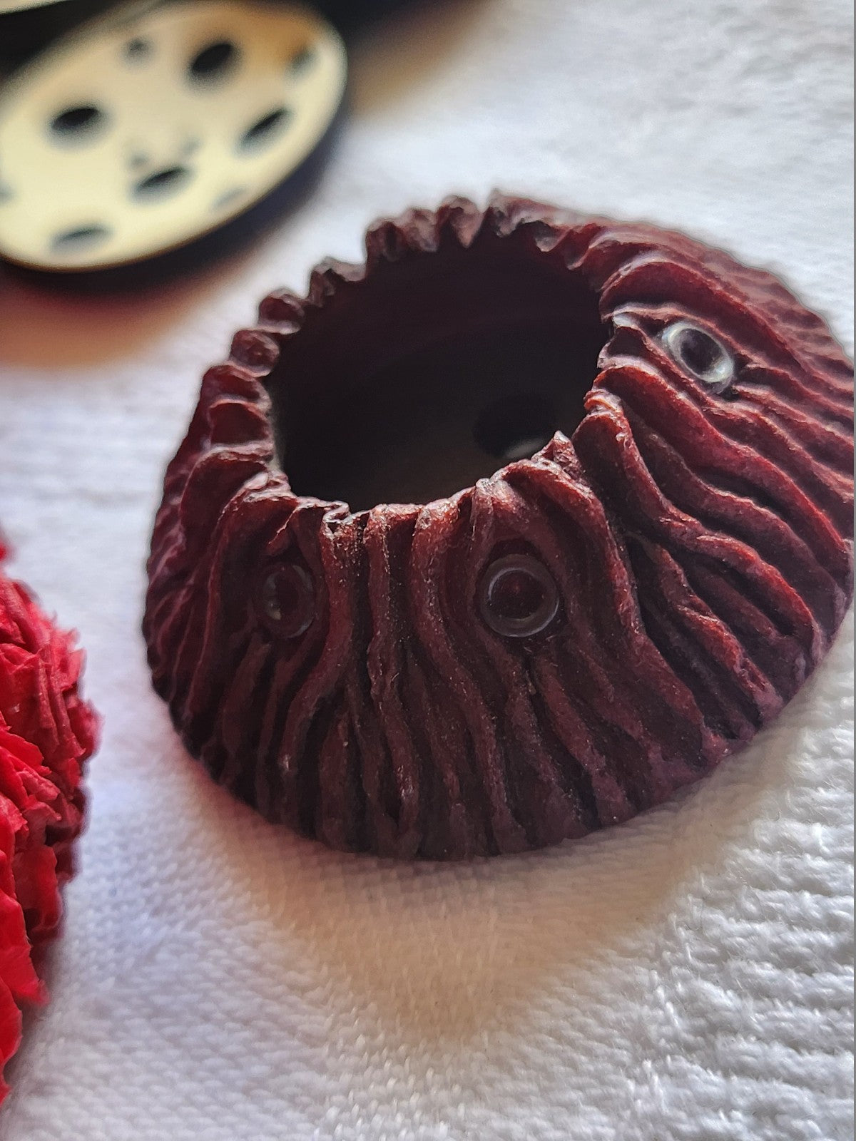 Volumineux bouton ancien vintage en résine  perlé  3,8 cm  violet/rouge ref 273