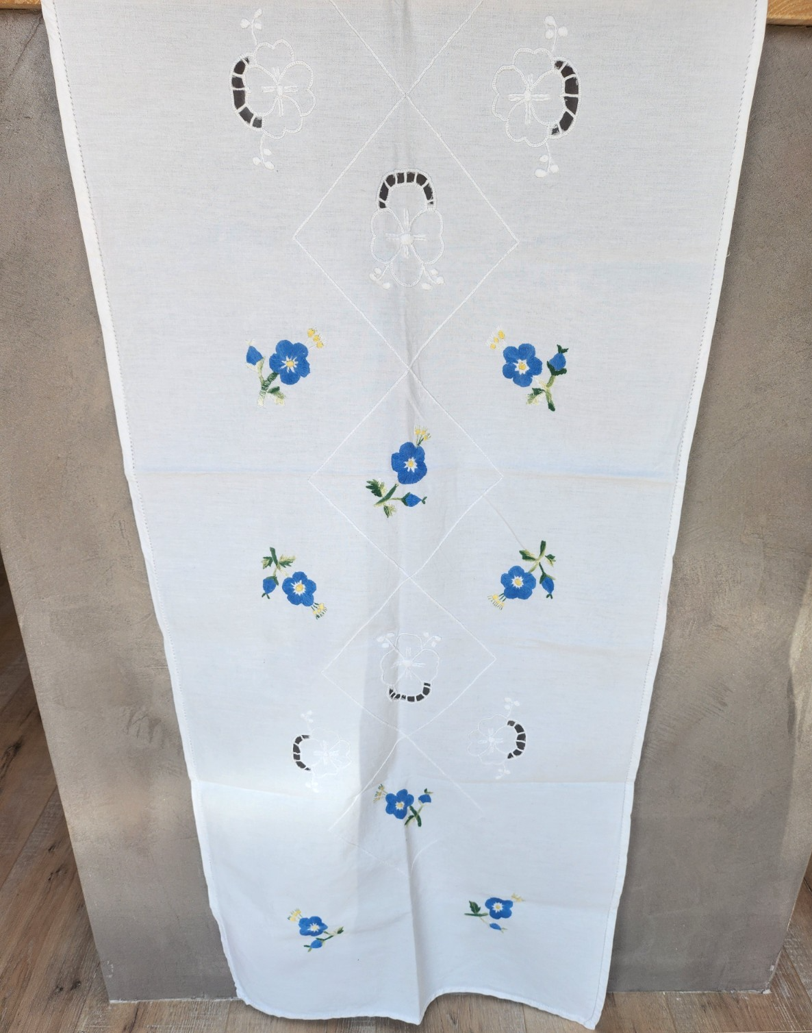 Long chemin de table ancien broderie bleue main 150 cm sur 52 cm B7