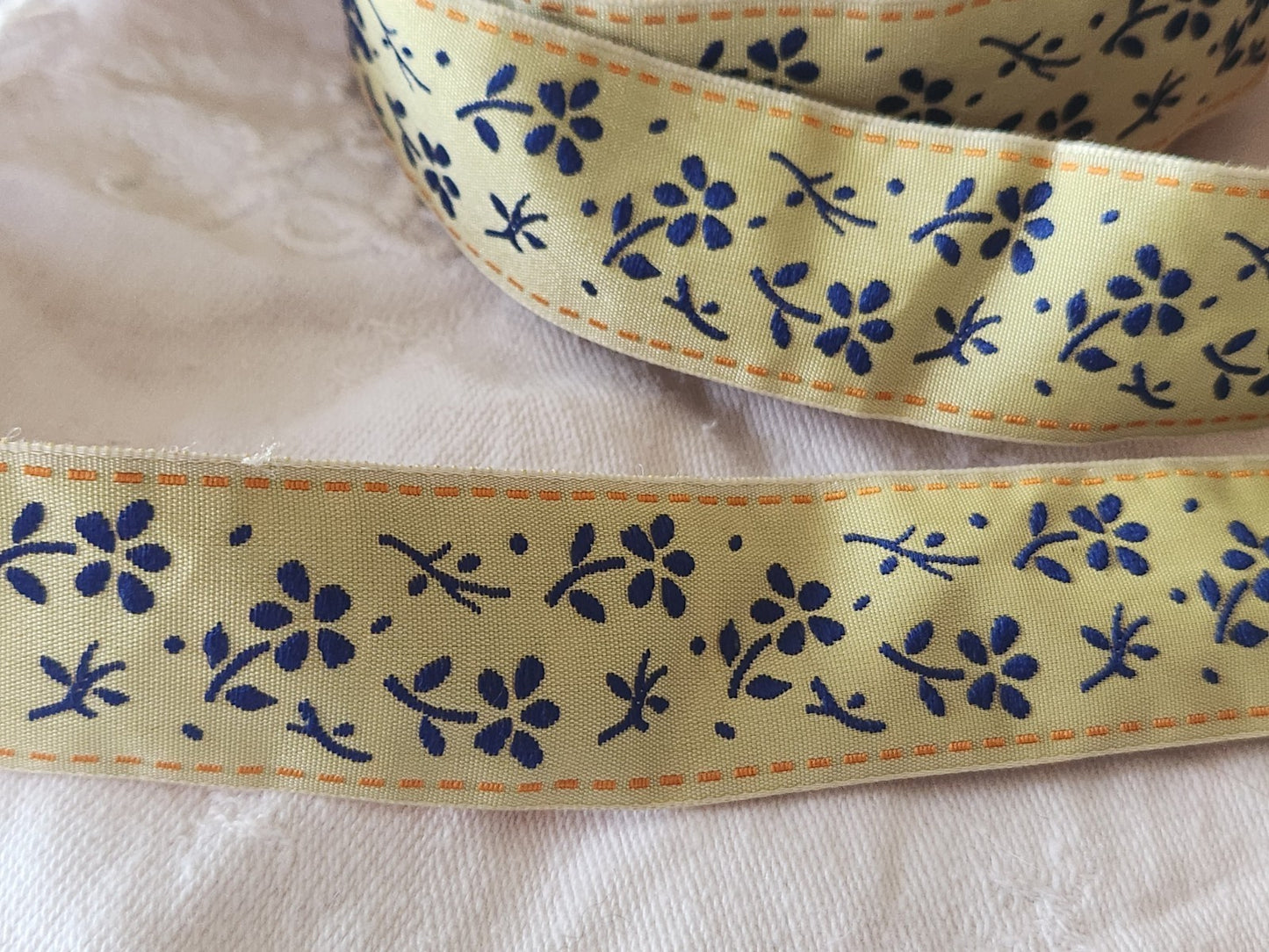 Galon vintage tissé ancien jaune bleu fleur  2 métres 50 sur 2,6 cm A5