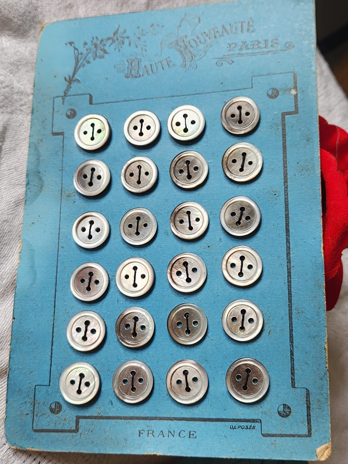 Plaque 24 boutons anciens en nacre gris 1,2 cm année 20/30 N°10