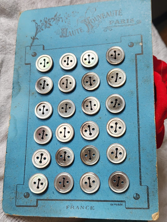 Plaque 24 boutons anciens en nacre gris 1,2 cm année 20/30 N°10