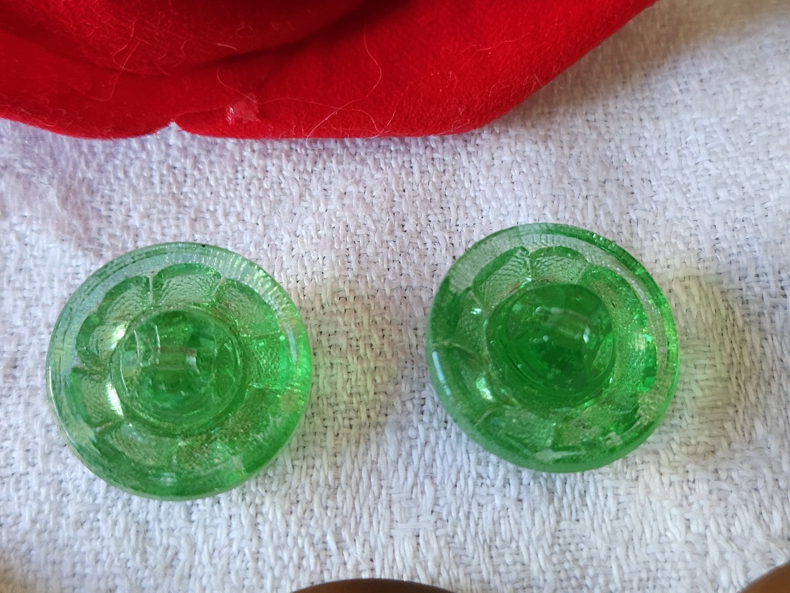 Duo boutons anciens en verre vintage mordoré vert 1,7 cm G18E