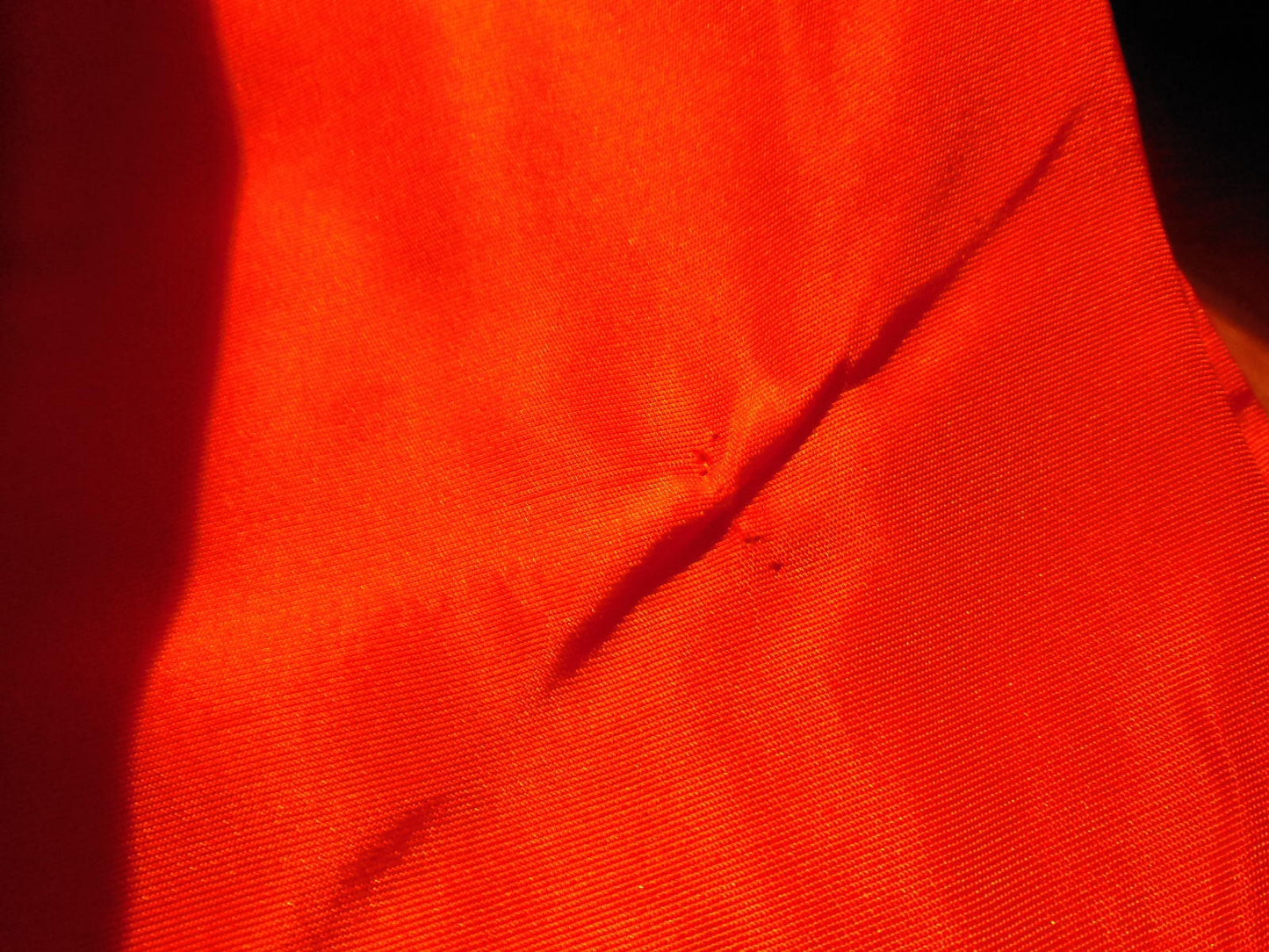 Enorme noeud ancien satiné rouge orangé   taille fesse 55 cm sur 63 cm B6