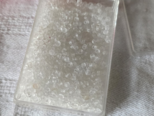 Lot environ 23 grammes de perles de rocaille transparente opaque mat n°2