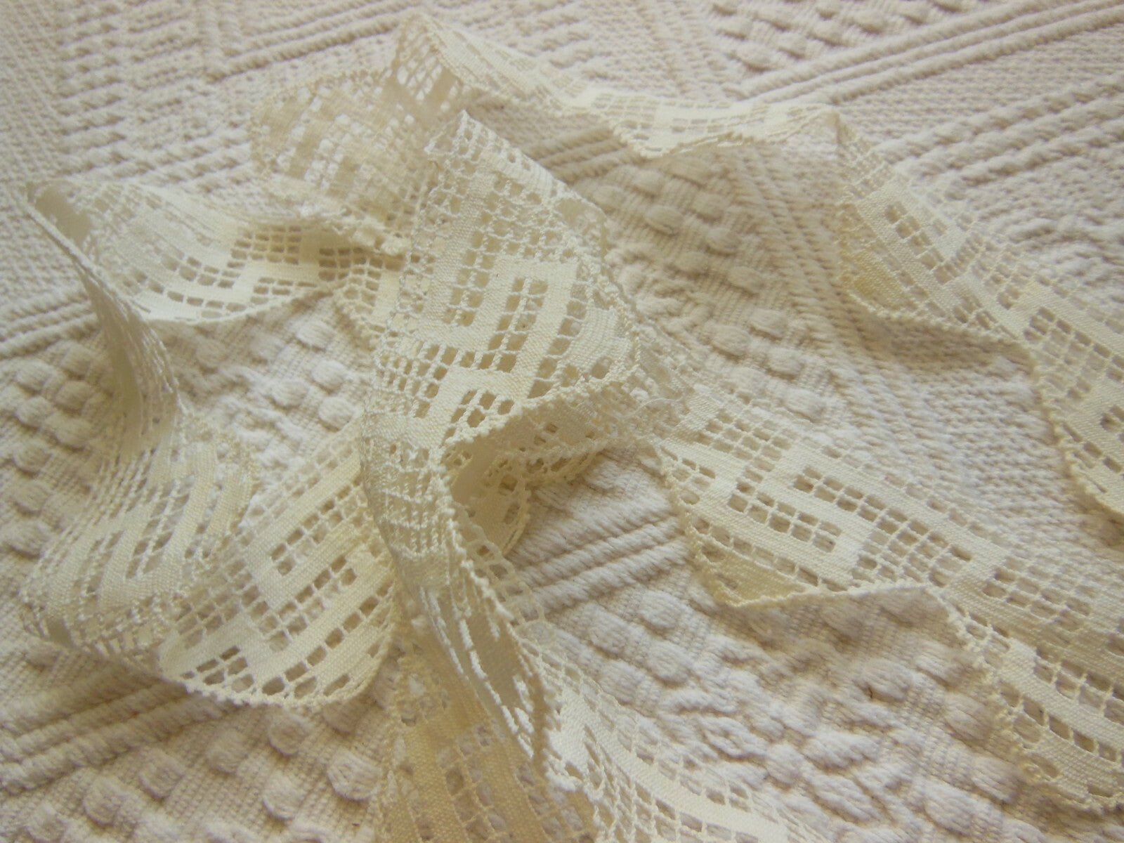 Dentelle ancienne motif géométrique  1 mètre 50 sur 4 cm T3-36