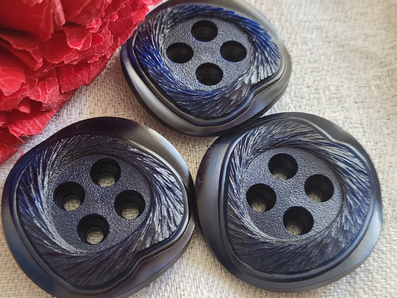 Trio gros boutons vintage  bleu ondulé texturé à trous diamètre 2,7 cm ref 2212