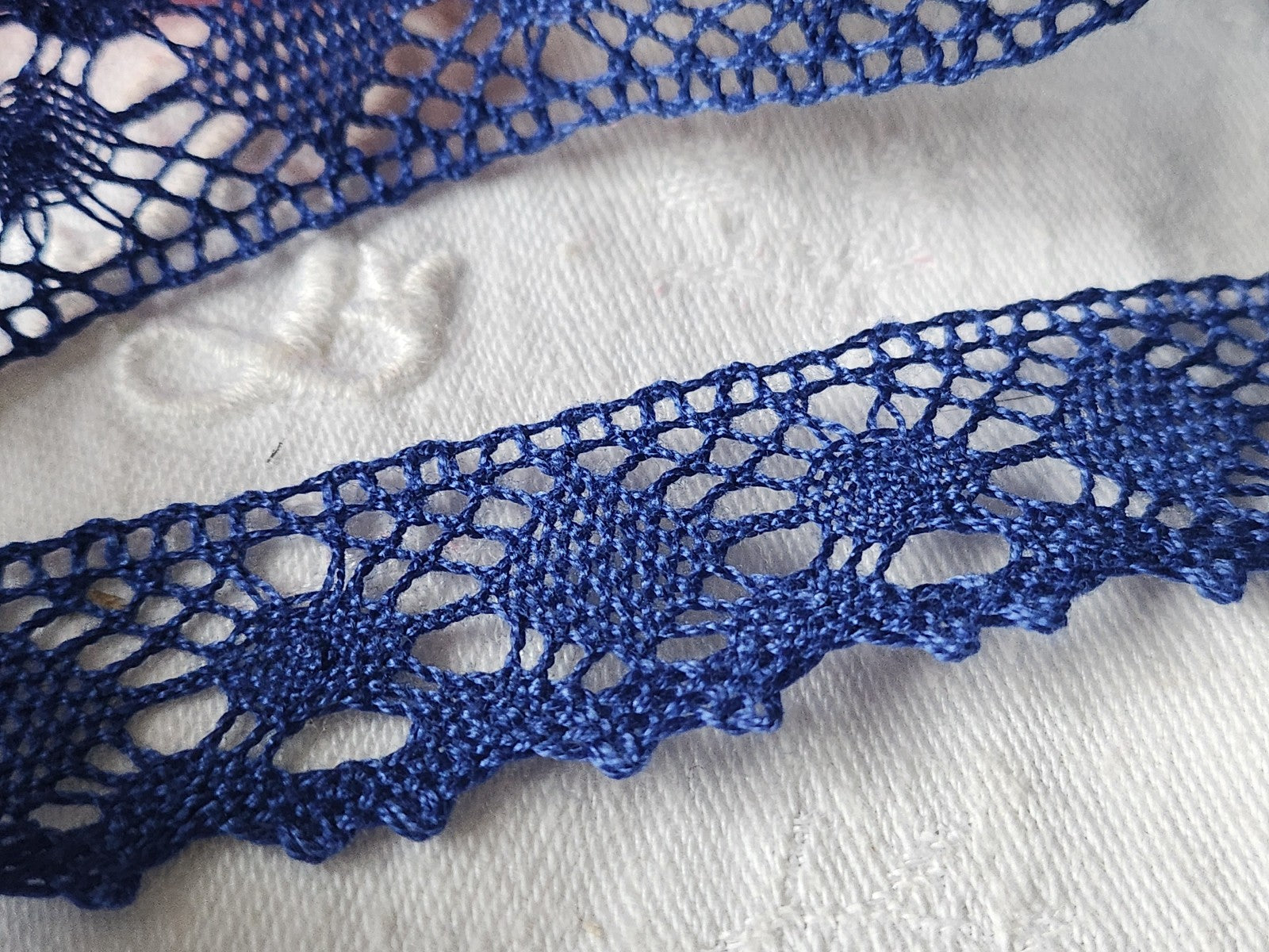 Dentelle vintage bleu  coton 3 métres sur 2,3 cm A6