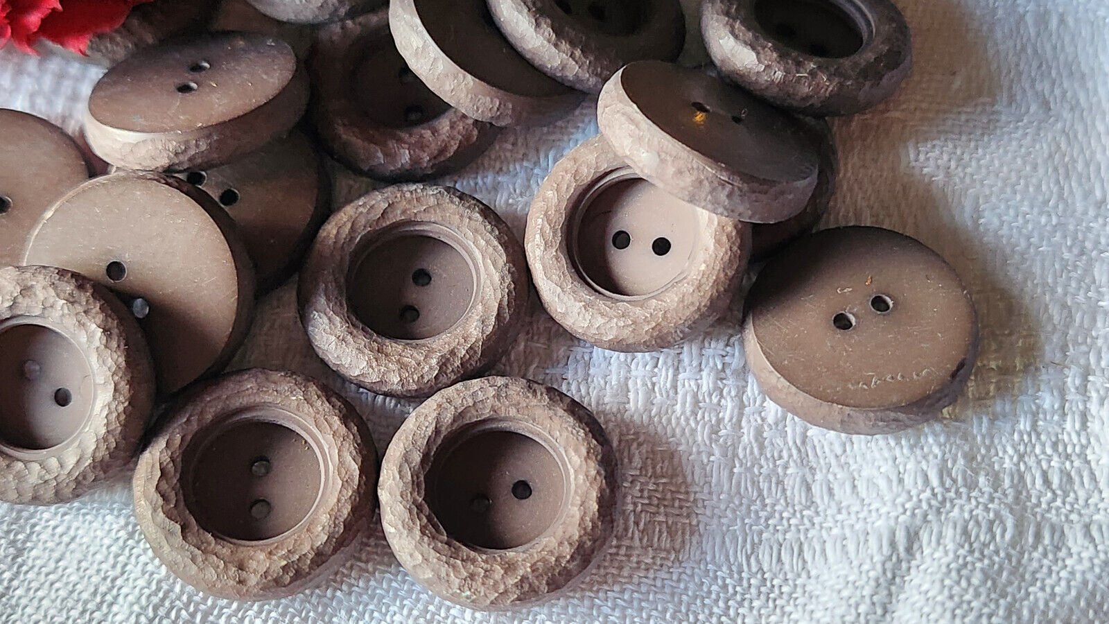 Lot 25 boutons vintage vintage marron mat rebord trou  1,7 cm ref 1509