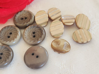 Lot 12 boutons vintage marron  2 séries 2,1  et 1,2 sur 1,7 cm ref 6297