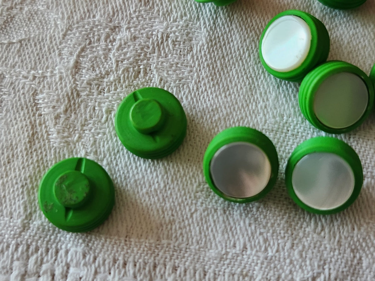 Lot 10 boutons anciens en nacre vert  pied petits 1,1 cm ou 11 mm  ref 4014
