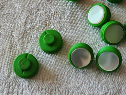 Lot 10 boutons anciens en nacre vert  pied petits 1,1 cm ou 11 mm  ref 4014