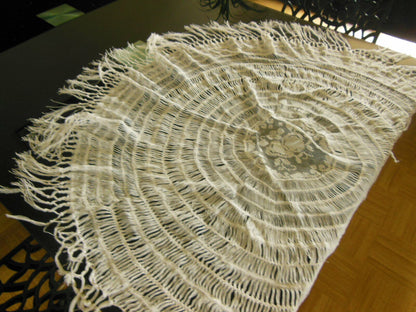 Petite nappe ou surnappe ronde ancienne guéridon franges mains  B6