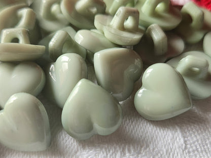 Lot 16 petits boutons vintage vert en forme de coeur pied  1,2 cm ref 4512