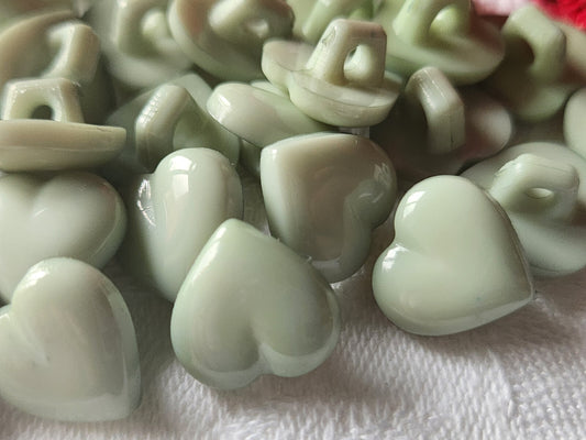 Lot 16 petits boutons vintage vert en forme de coeur pied  1,2 cm ref 4512