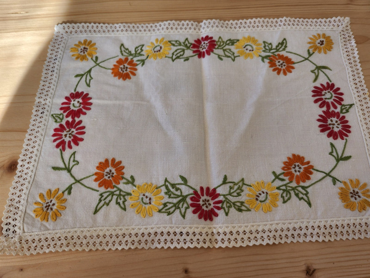 Ancien napperon dentelle broderie couleur fleur 24,5 cm sur 34 cm B8