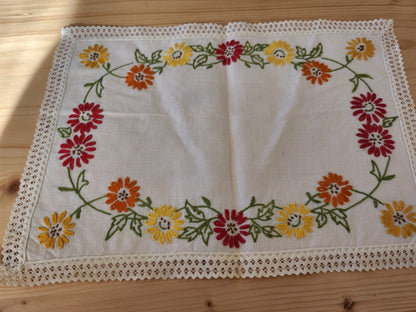 Ancien napperon dentelle broderie couleur fleur 24,5 cm sur 34 cm B8