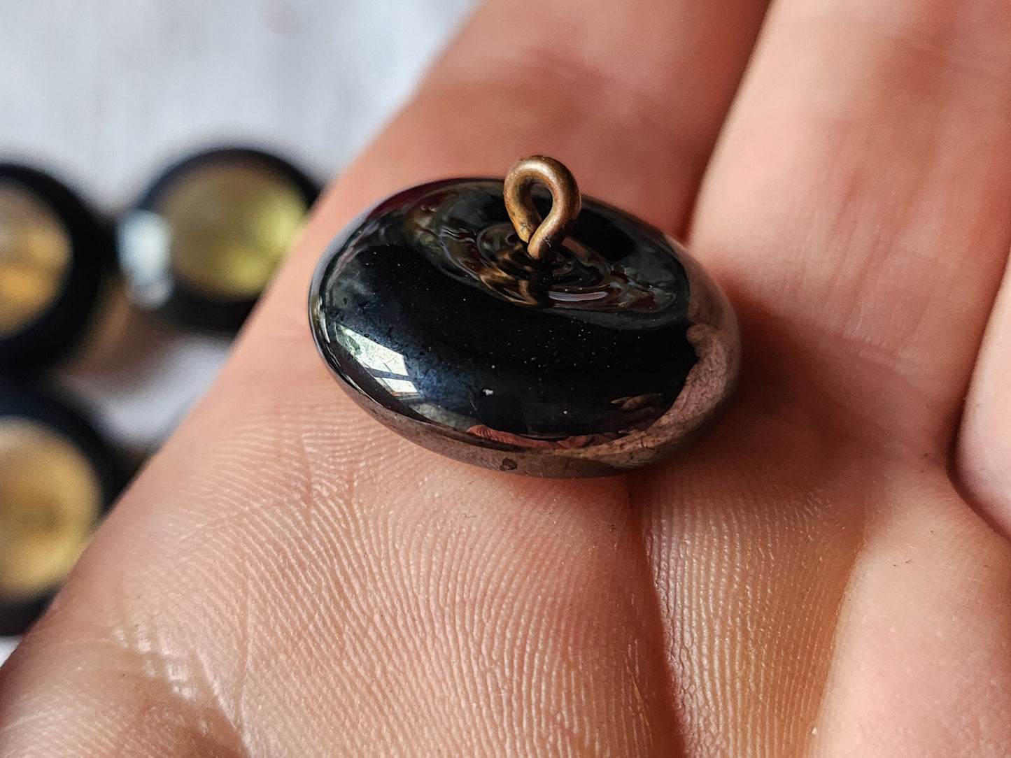 Epais bouton ancien en verre hematite pied métal 2,2 cm  G11J