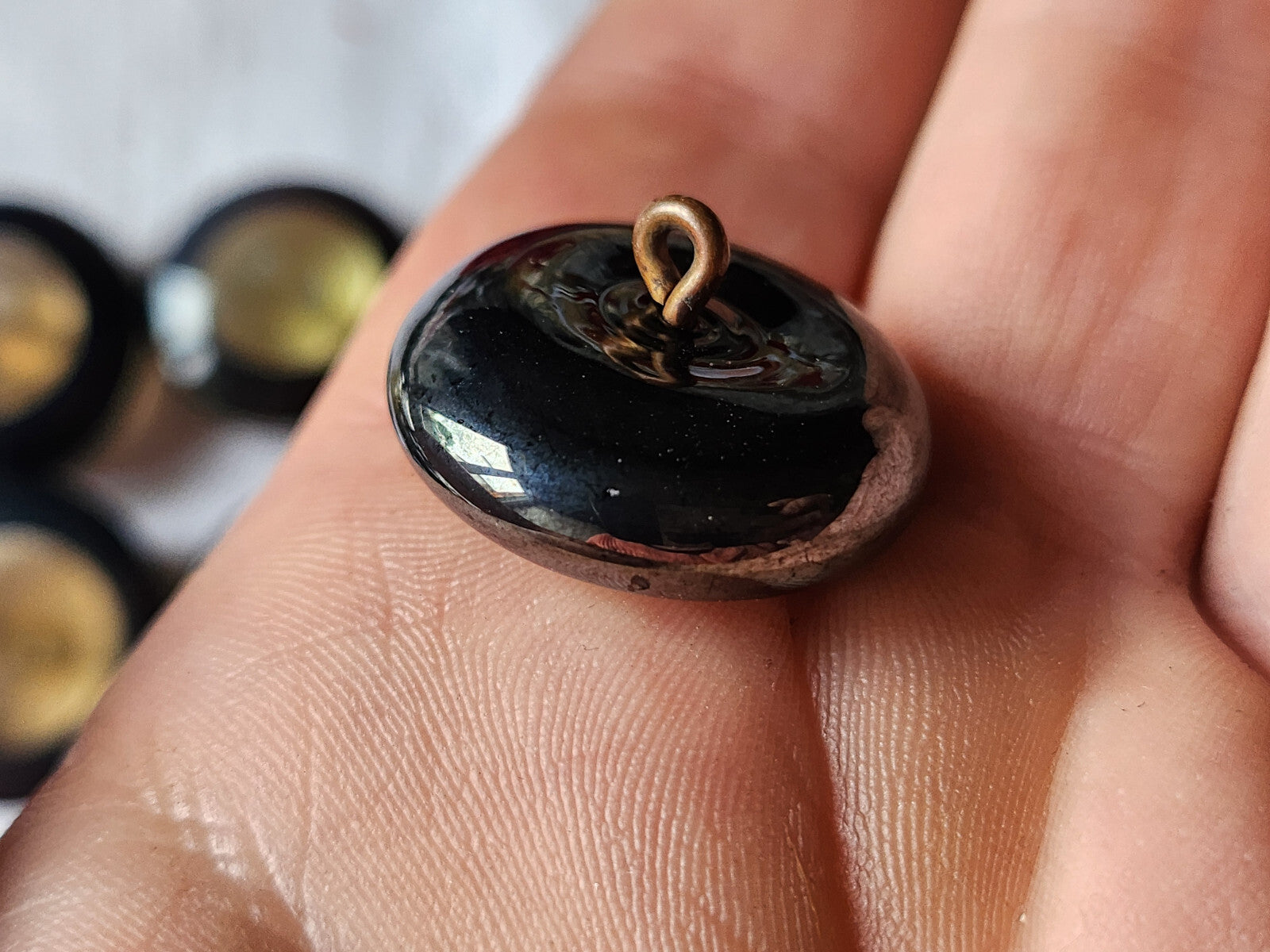 Epais bouton ancien en verre hematite pied métal 2,2 cm  G11J