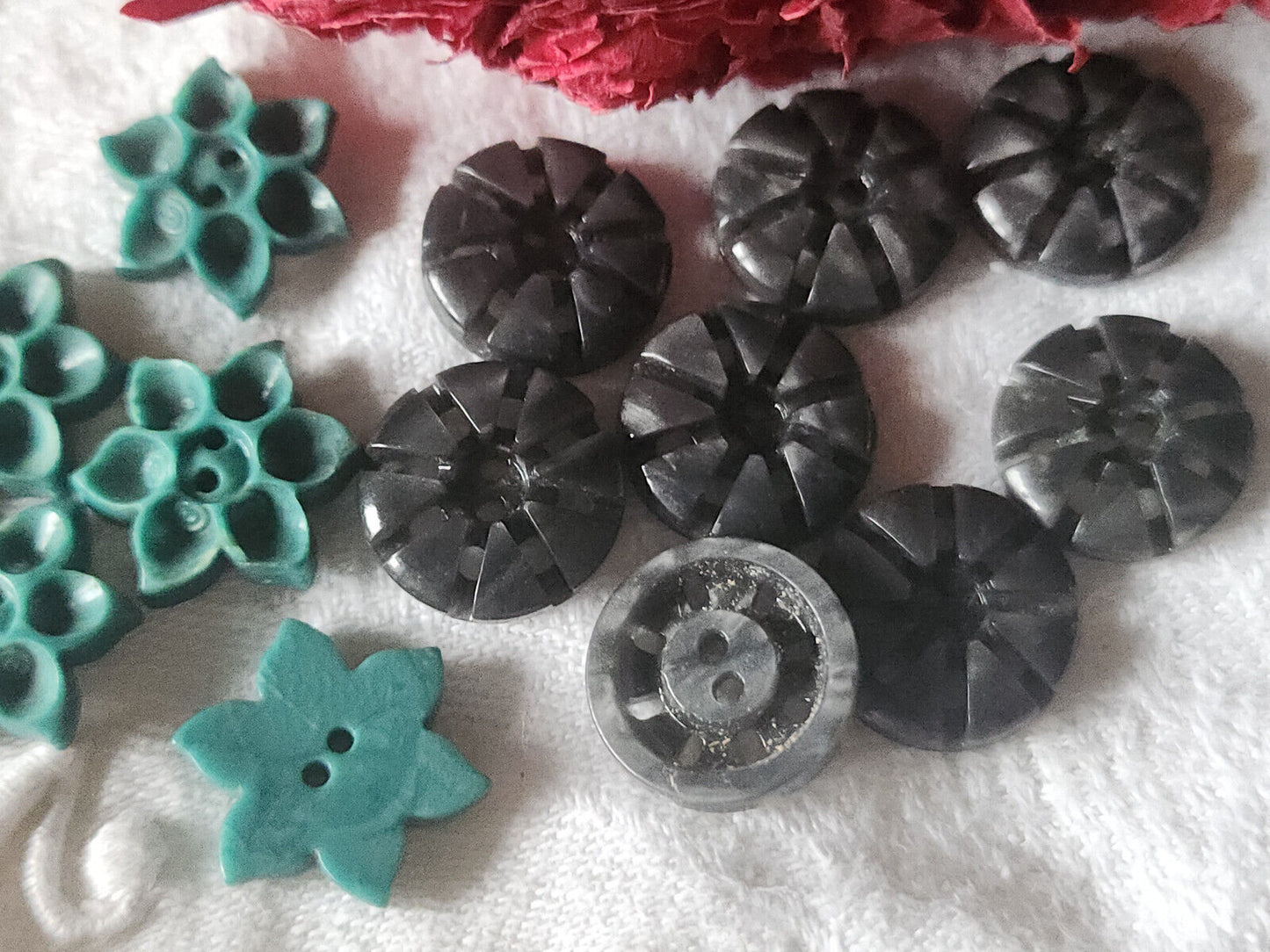 Lot 14 petits boutons anciens travaillé gris vert 2 series 1,5 et 1,7 ref 616