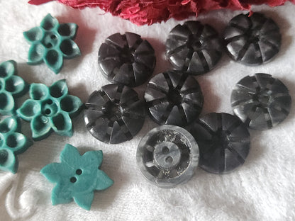Lot 14 petits boutons anciens travaillé gris vert 2 series 1,5 et 1,7 ref 616