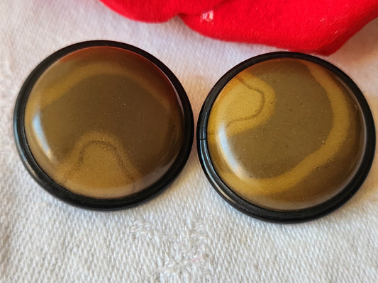 Duo gros boutons anciens marron veiné 2,6 cm pied D8O