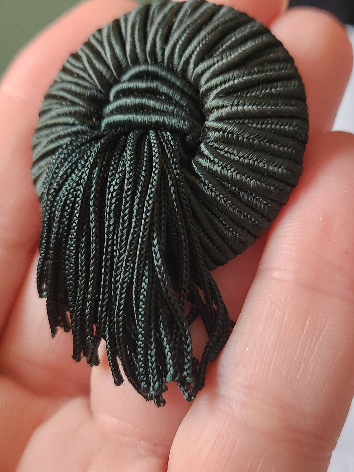 Enorme bouton ancien en passementerie avec pendants vert 4,2 cm ref 802