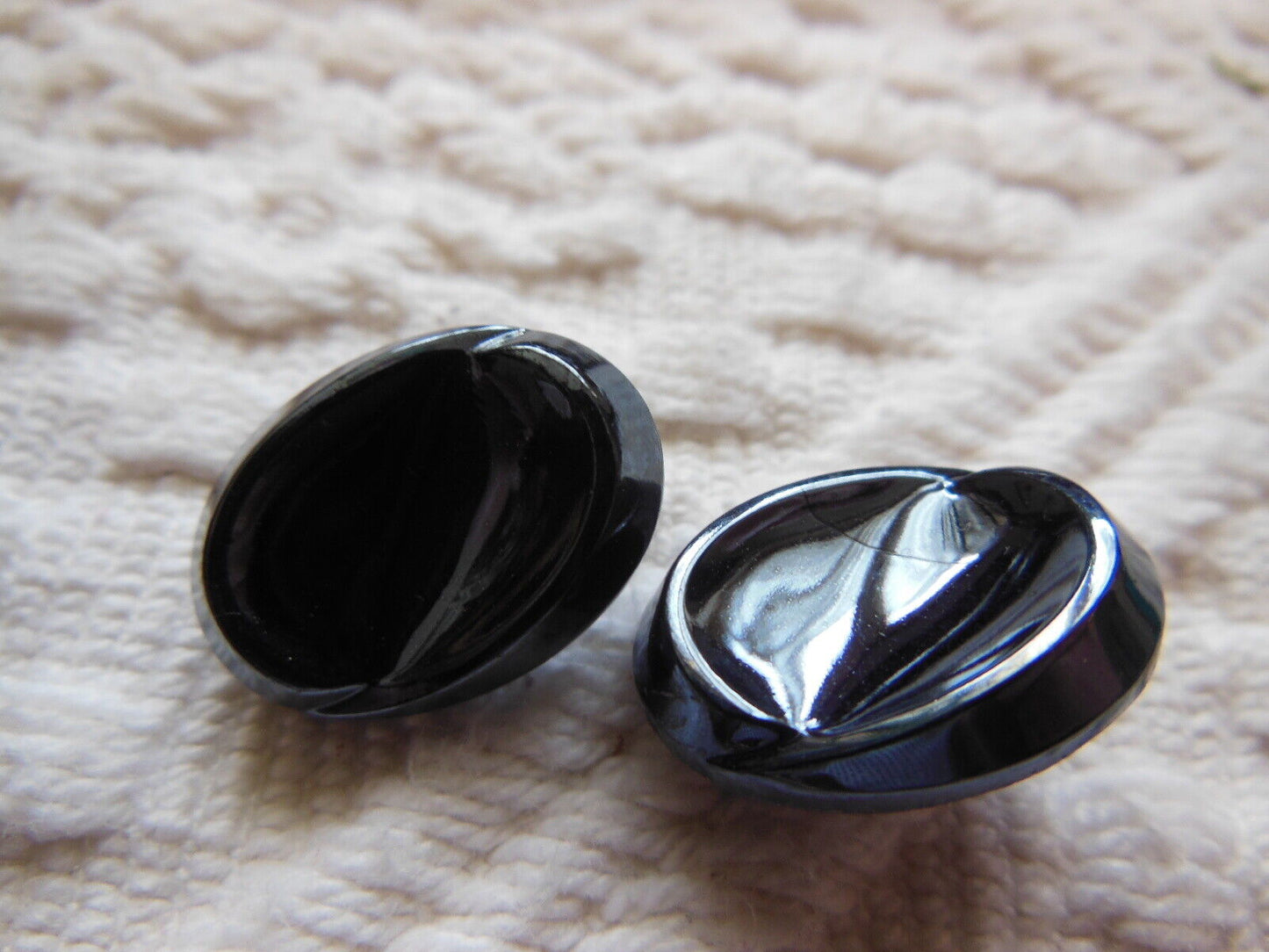 Duo boutons anthracite en verre ovale relief 1,7 sur 1,3 cm D11A