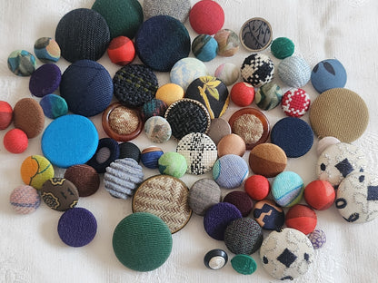 Lot 66 boutons anciens  tissu vintage panaché pied 1 à 2,9 cm ref  6227