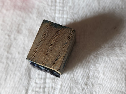 Mini tampon ancien monogramme M  broderie feston collection couture mercerie
