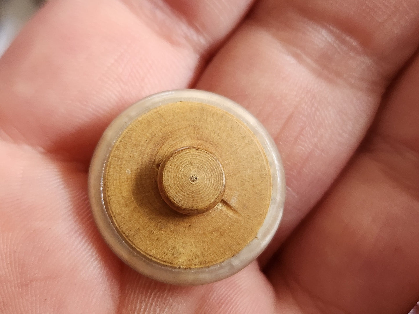 Collection bouton ancien pied en bois haut en? peint 2,1 cm G19A