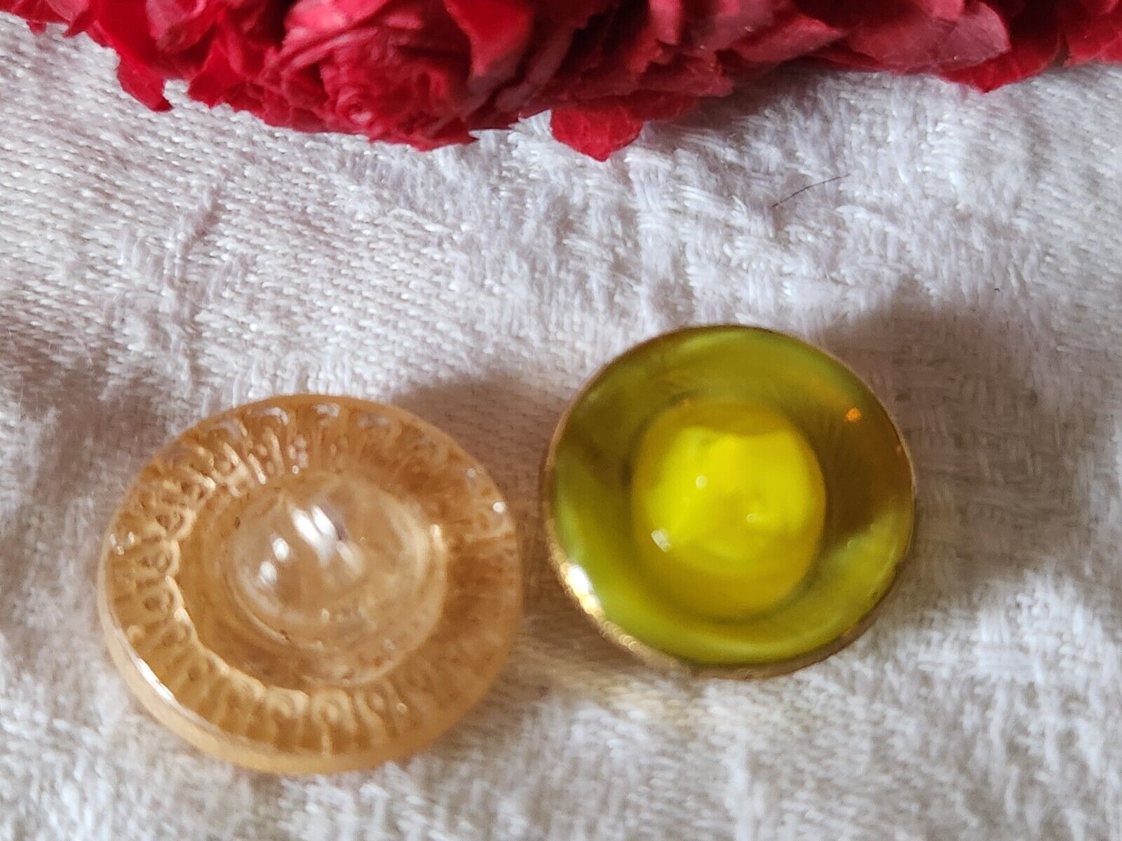 Duo boutons anciens en verre jaune orange pied 1,7 et 1,8 cm G5B