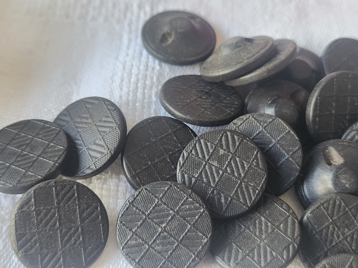 lot 12 boutons anciens en bois 1,8 cm damassé pied ref 3766