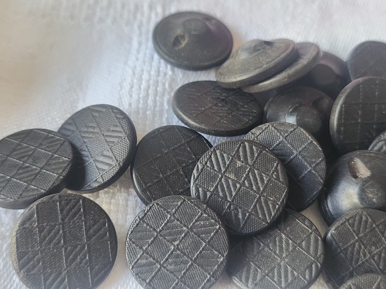 lot 12 boutons anciens en bois 1,8 cm damassé pied ref 3766