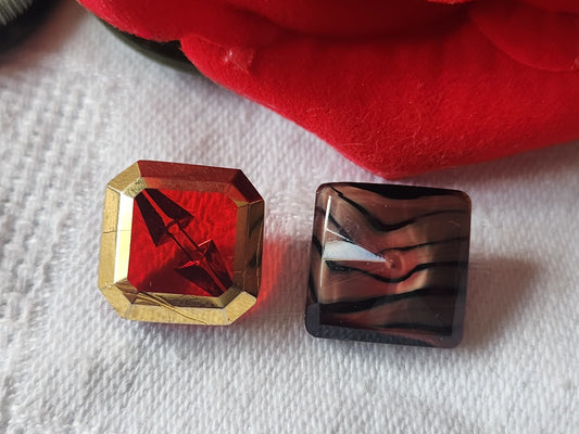 Duo boutons anciens en verre rouge carré  à pied  1,4 cm D14A