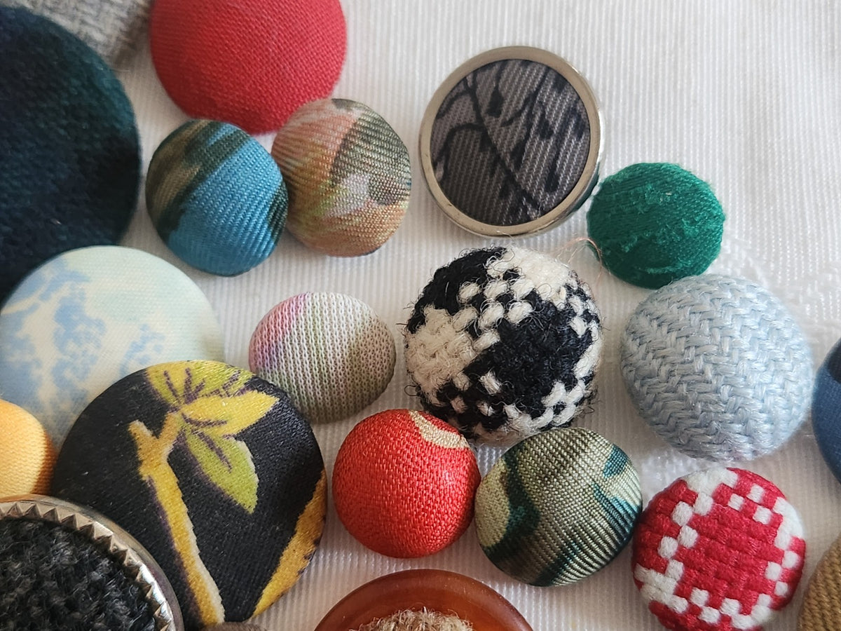 Lot 66 boutons anciens  tissu vintage panaché pied 1 à 2,9 cm ref  6227