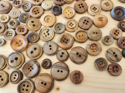Gros lot de boutons en bois anciens brut trous listing en photo T10