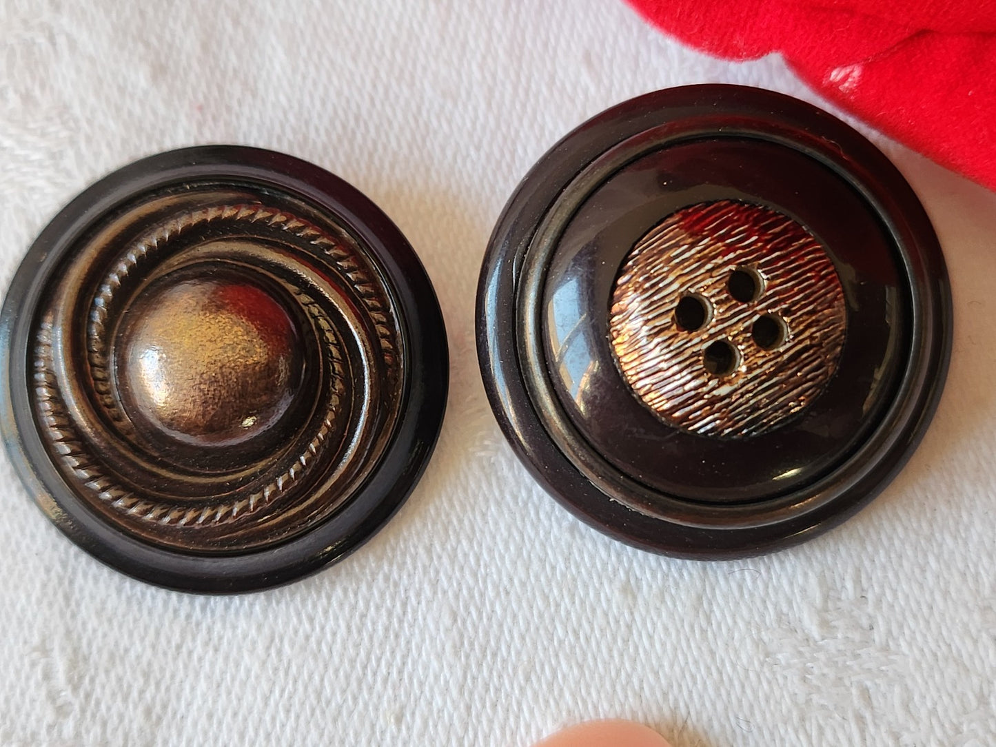 Duo gros boutons vintage marron ornement métal pied 2,9 et 3 cm D8F