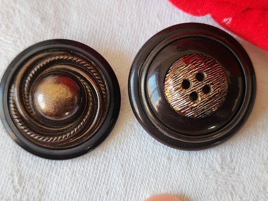 Duo gros boutons vintage marron ornement métal pied 2,9 et 3 cm D8F
