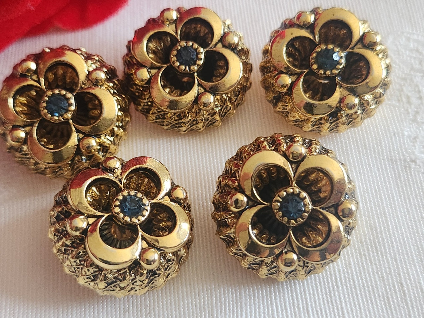 Lot 5 boutons vintage en métal doré volume coeur strass bleu 2,1 cm ref 6218