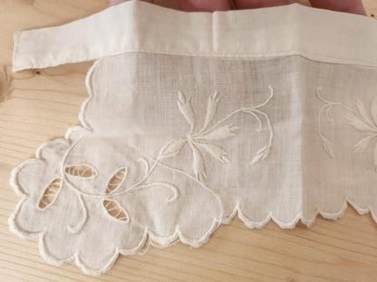 Petit col ancien bébé? emmanchure? broderie fleur plumetis T1-25